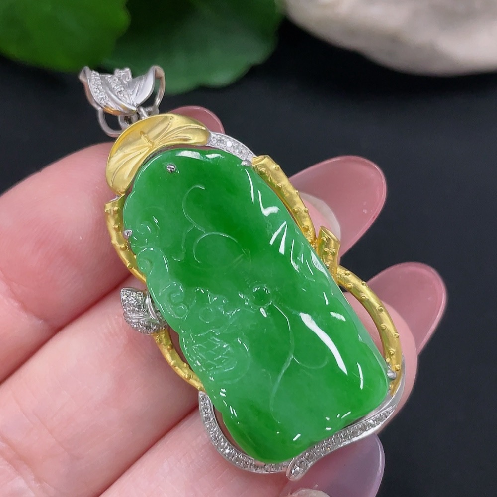 F34012794 Jadeite Pendant with 18K Gold Setting, Total Weight Approx. 10.7g (Accented with Diamonds)