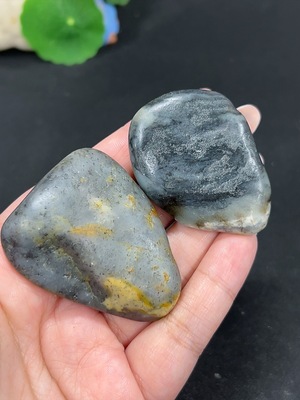 H39677522 和田玉 皮色成因未定 含其他矿物成分 货品总重约87.5g
