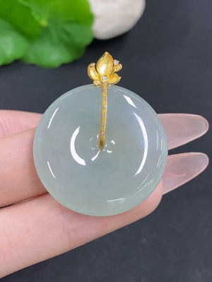 F38524195 翡翠平安扣 18k金扣头 主体含金量67% 货品总重量约10.9克 配镶钻石（仅最小配石）