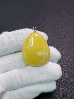 C34990707 Amber Beeswax Pendant 18K Gold Total Weight Approx. 5.89g