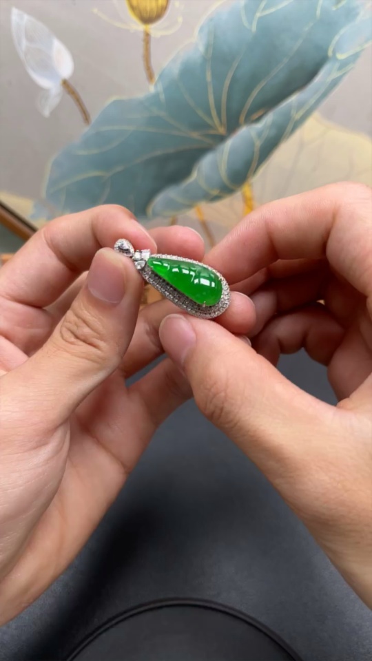 F16796821 Jadeite Bean Inlaid Pendant with 18K Gold Setting, Total Weight Approx. 9g