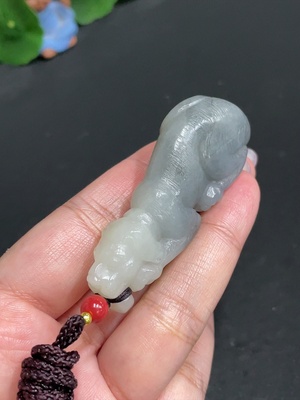 H33881494 和田玉挂件     旺财        货品总重约[含绳]38.7g  含其他矿物成分    皮色成因未定
