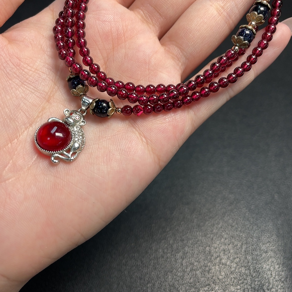 C34993020 Garnet bead necklace with non-natural, non-gold accents, total weight approx. 25.25g, bead size 3.5mm