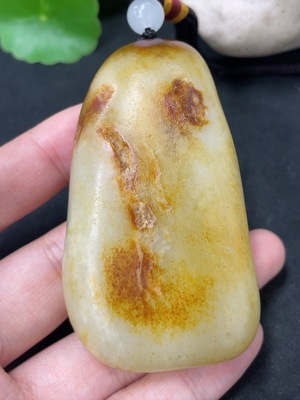 H41904865 和田玉手把件    皮色成因未定 含其他矿物成分     货品总重约（含绳）115.2g
