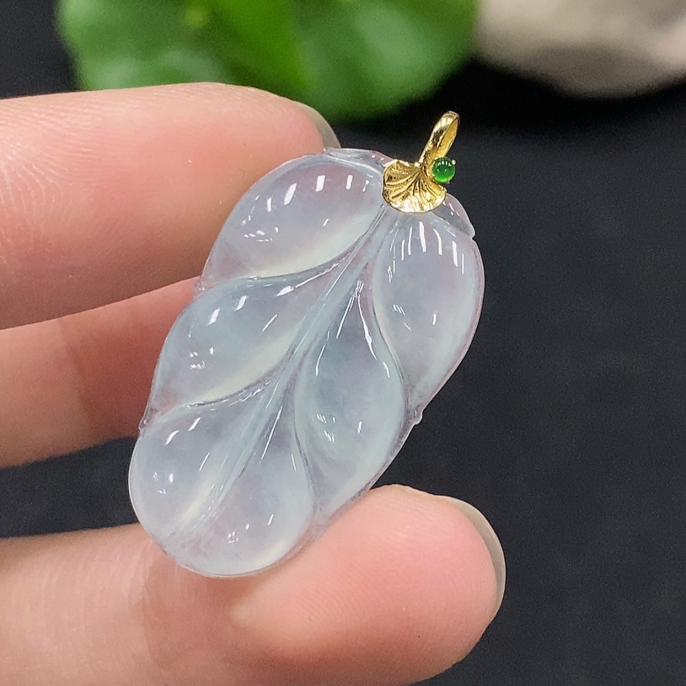 F34028906 Jadeite Leaf Pendant in 18K Gold, Total Weight Approx. 3.37g