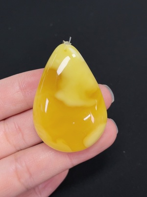 C46538872 琥珀蜜蜡挂件 货品总重约8.57克