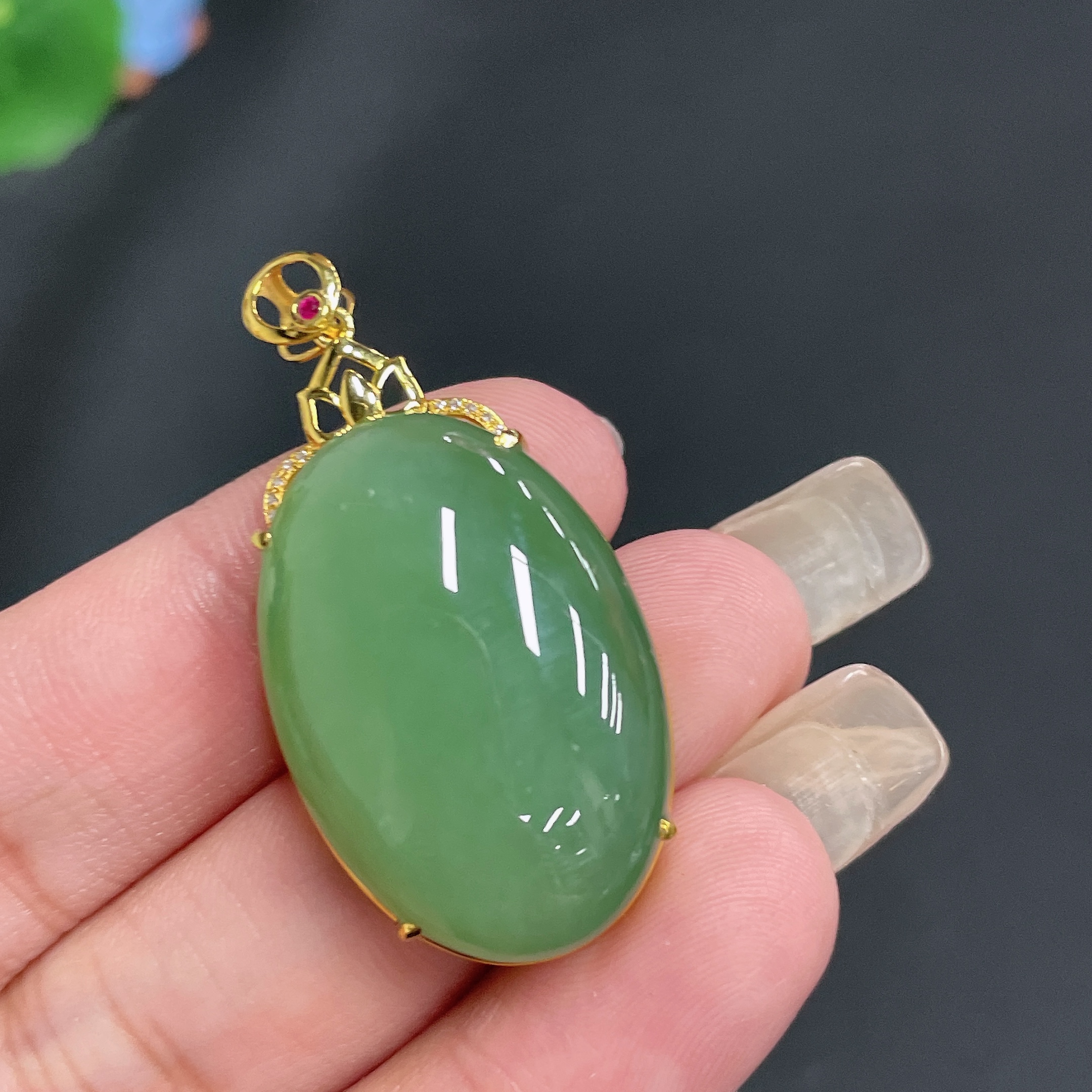 H23608744 Hetian Jade Cabochon Pendant with 18K Gold Setting, Total Weight Approx. 11.6g