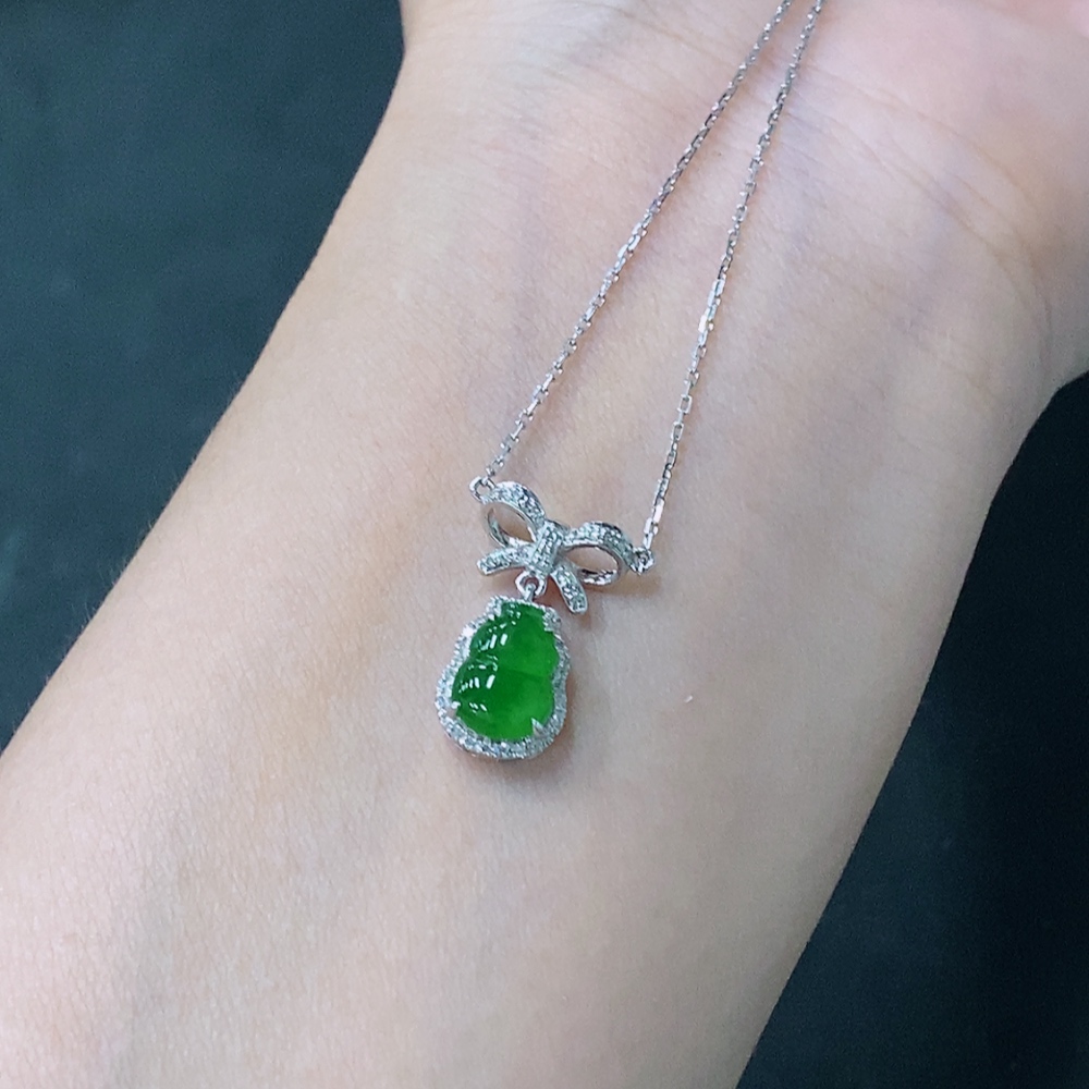 F20265638 Jadeite Gourd Pendant with 18K Gold Setting, Total Weight Approximately 2.4g