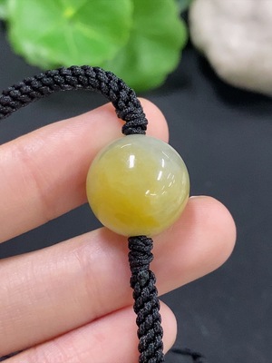 F46572588 翡翠单珠手绳 卡15.9mm左右  货品总重约8.8克（颜色成因未定）
