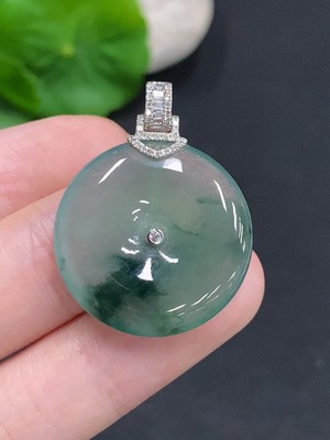 F33876742 Jadeite Safety Buckle with 18K Gold Clasp, Total Weight Approx. 6g, Diamond Accents