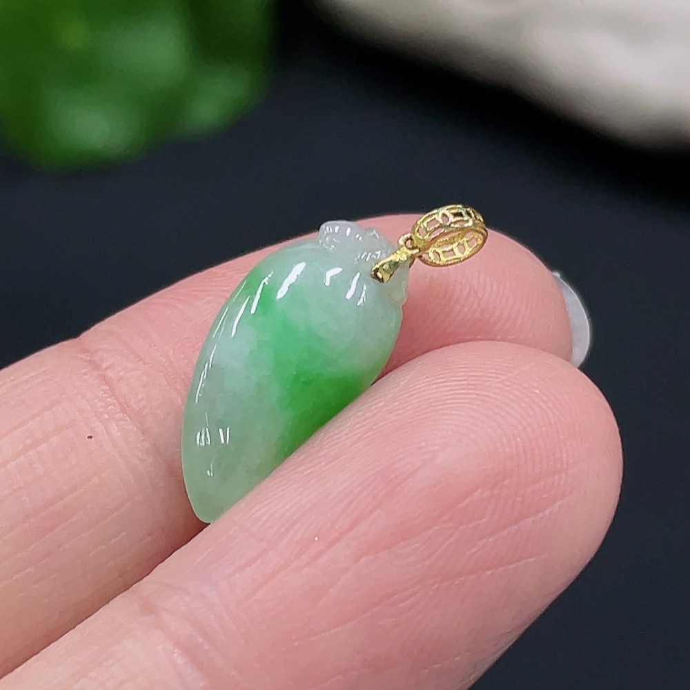 F26997750 Jadeite Auspicious Melon Pendant with 18K Gold Clasp, Total Weight Approx. 0.8g