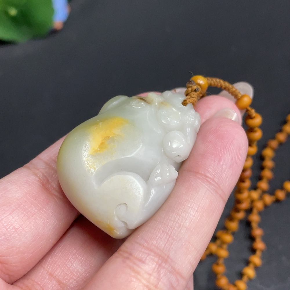 H30464445 Hetian Jade Pendant Auspicious Beast Undetermined Skin Color Formation Contains Other Mineral Components Total Weight Approx. [Including Chain] 39.3g
