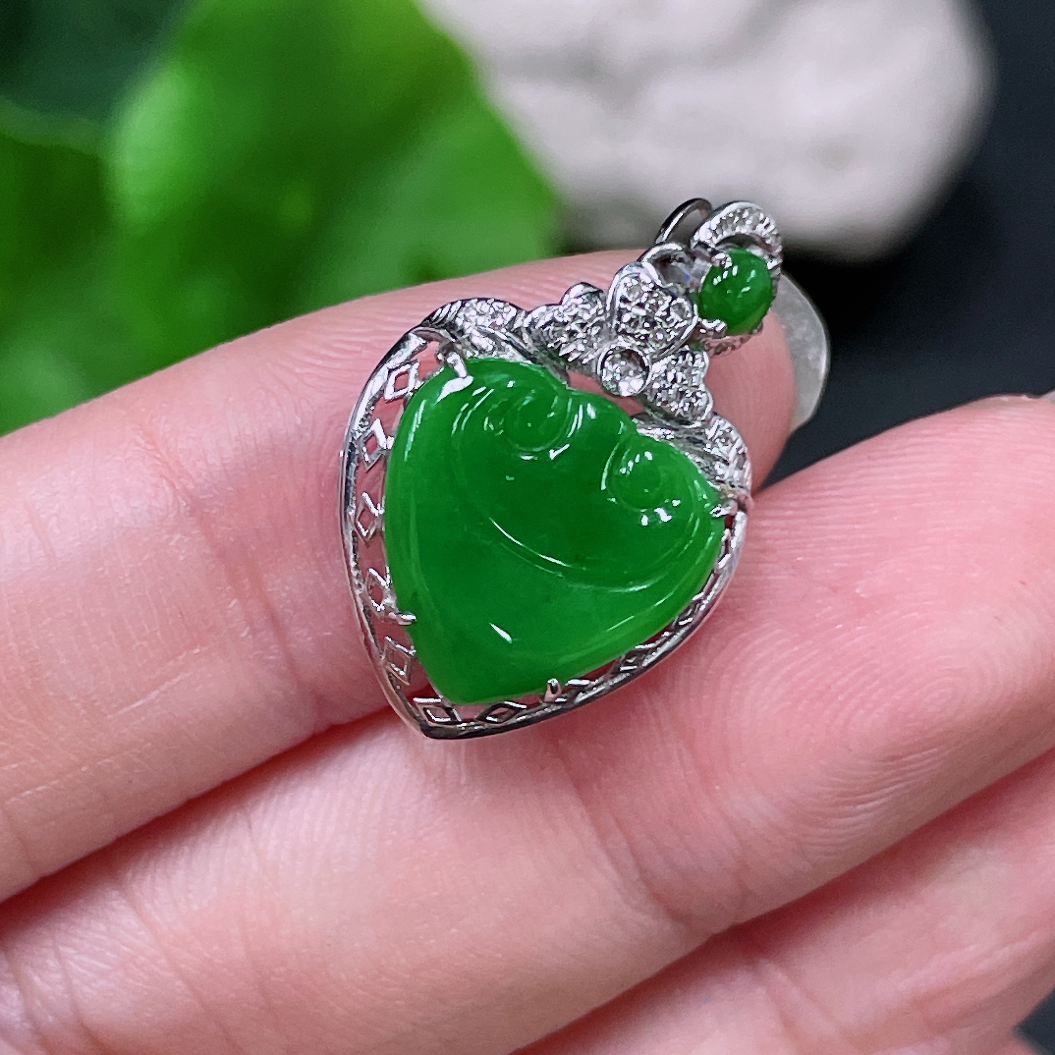 F32811131 Jadeite Inlaid Piece 18K Gold Setting with Diamond Accents Total Weight Approximately 1.47g
