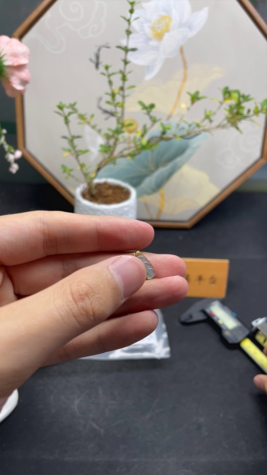 F33834795 Jadeite Leaf Inlaid Pendant 18K Total Weight Approx. 0.48g