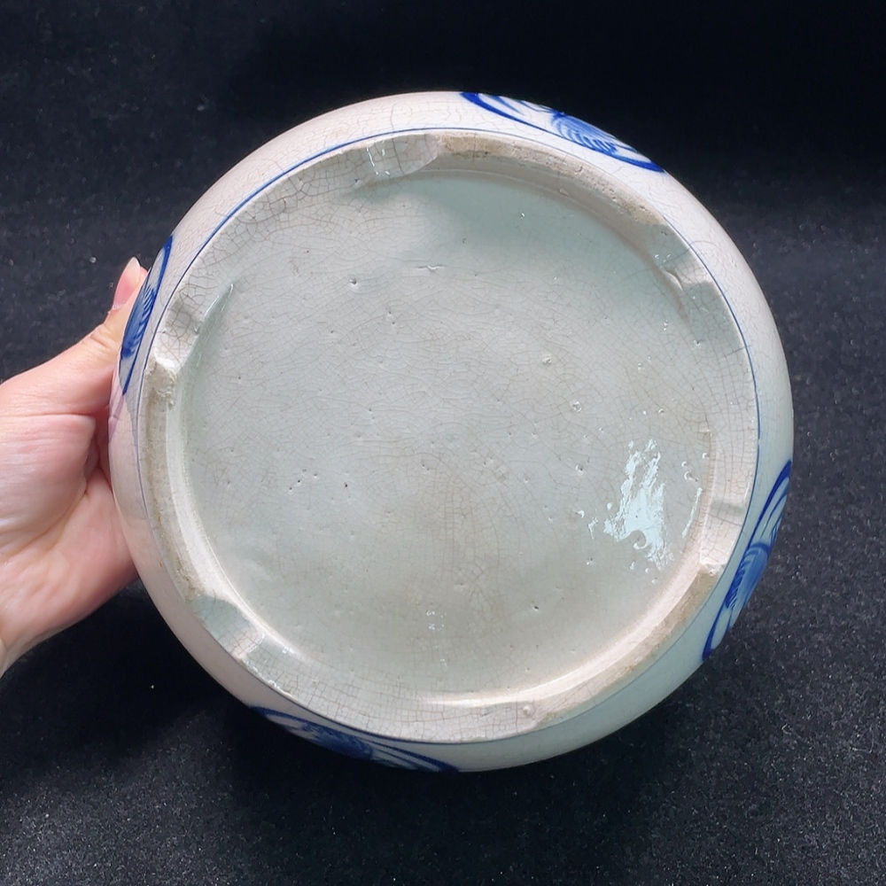 W27078994 Ceramic Blue and White Lidded Box from the Export Period (size as per actual item)