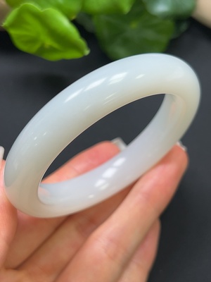 H43108049 和田玉正圈手镯 圈口52.3mm 总重约53g