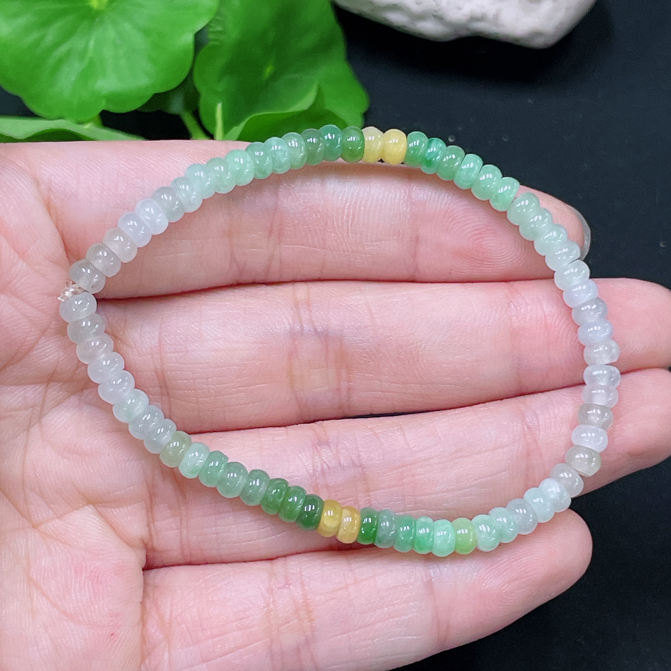 F33866129 Jadeite bracelet, approx. 4.4mm beads, total weight approx. 6.89g, color origin undetermined