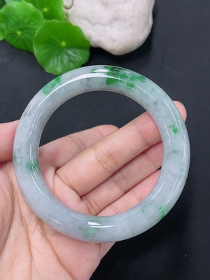 F43139626 翡翠圆条手镯 圈口53mm 货品总约重60.3g 含其他矿物质成分