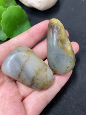 H40775466 和田玉  皮色成因未定 含其他矿物成分 货品总重约84.7g