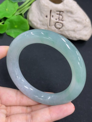 F45401793 翡翠圆条手镯  货品总重约82.7g  圈口57