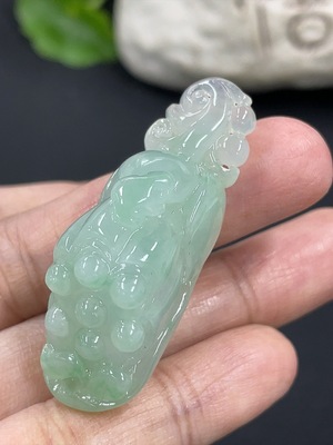 F42953006 翡翠莲蓬挂件 货品总重约18.77g