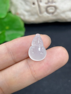 F46571701 翡翠挂件         货品总重约1.75g