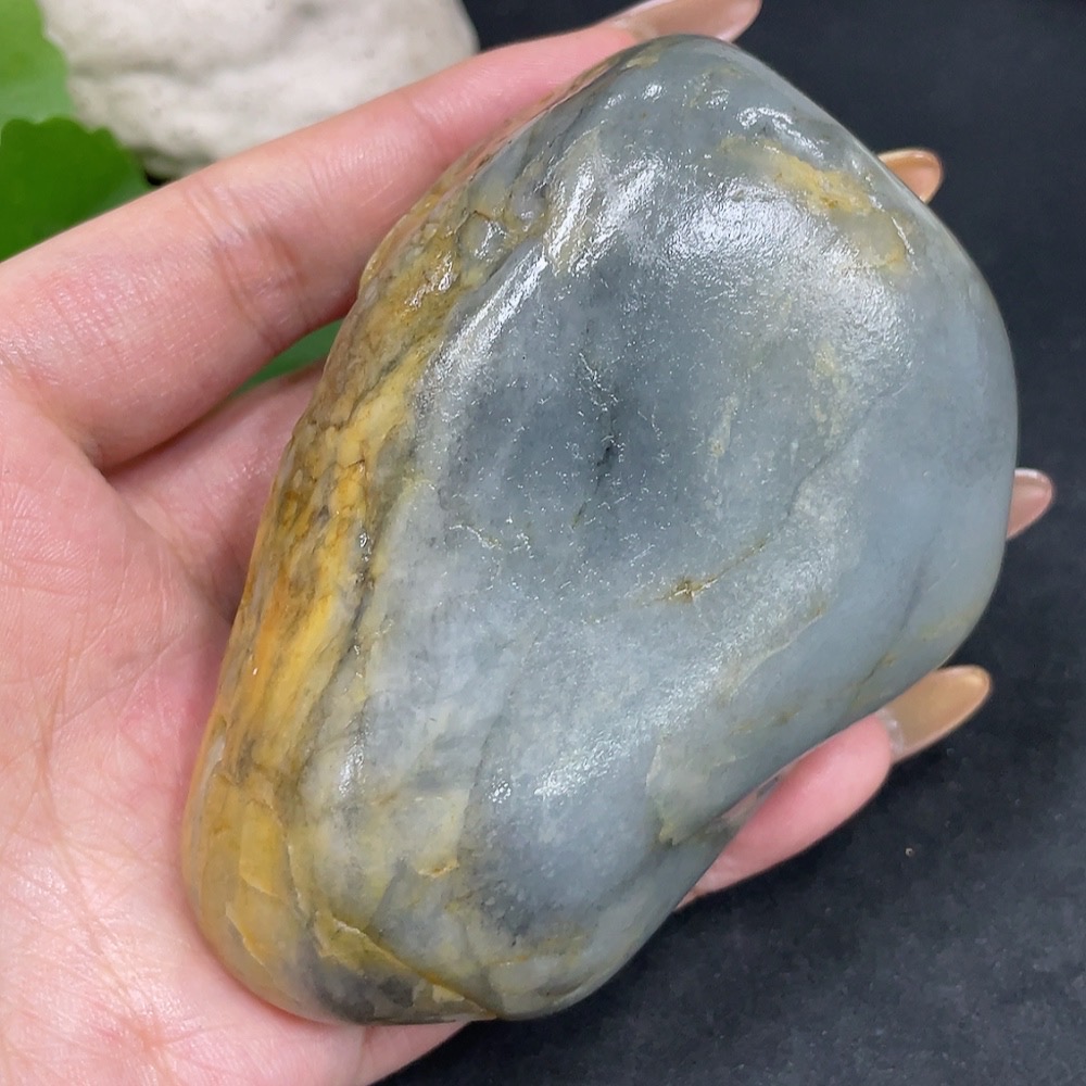 H32706212 Hetian Jade with undetermined skin color origin, containing other mineral components, total weight approximately 291.5g