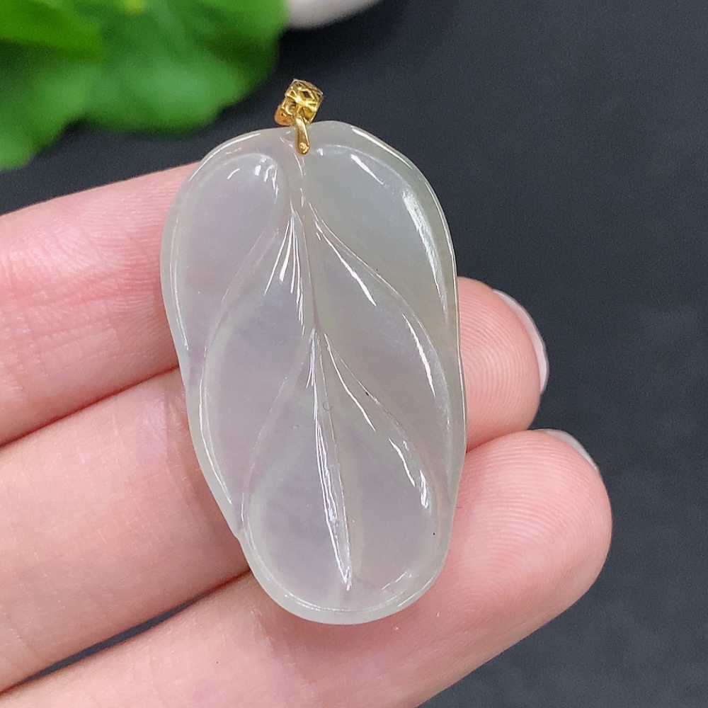 F34968299 Jadeite Leaf Pendant with 18K Gold Clasp, Total Weight Approximately 4.6 Grams