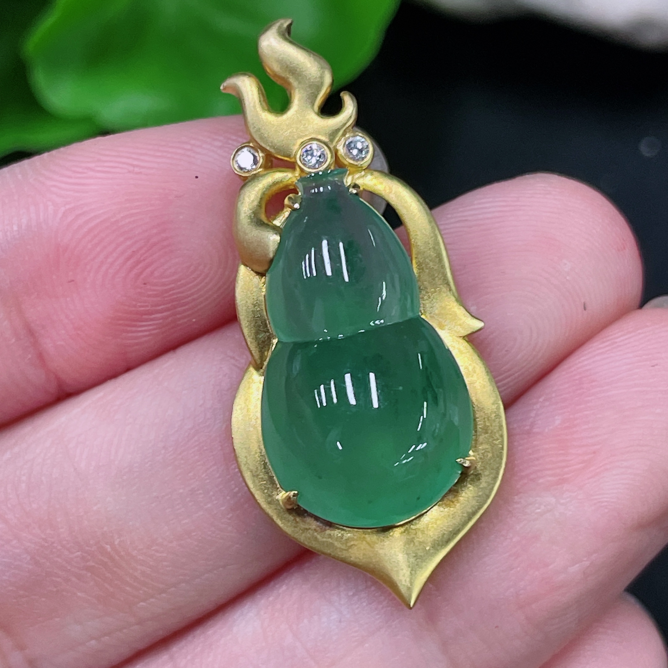 F33944097 Jadeite Gourd Pendant Set in 18K Gold, Total Weight Approx. 4.7g (with Diamond Accents)