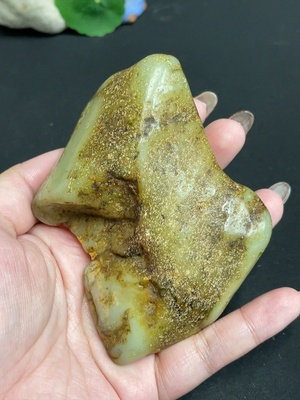 H36313488 和田玉 皮色成因未定 含 其他矿物成分 货品总重约292g