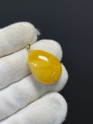 C46535053 琥珀蜜蜡挂件 18k金 货品总重约2.73g