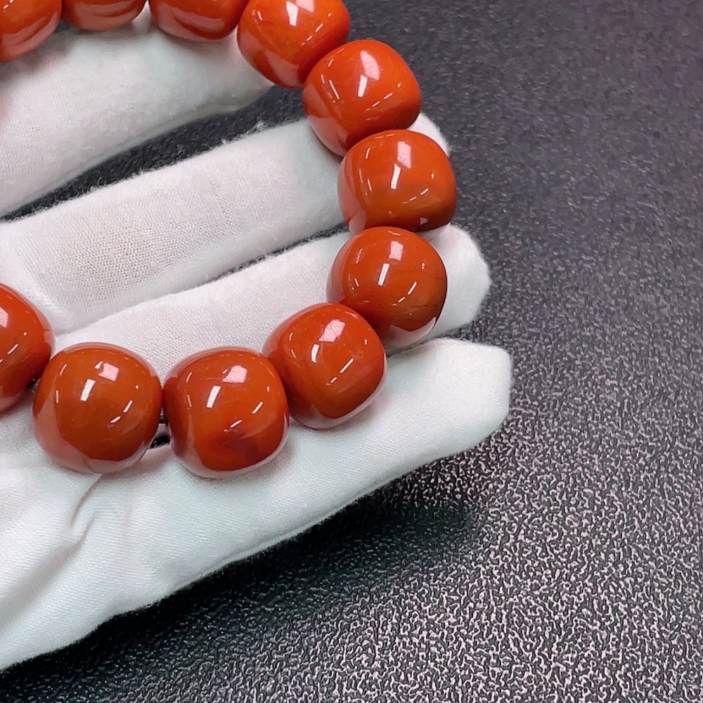 C33851426 Red Agate Bracelet with Visible Organic Matter, Total Weight Approx. 96.89g, Bead Size ~16.9mm