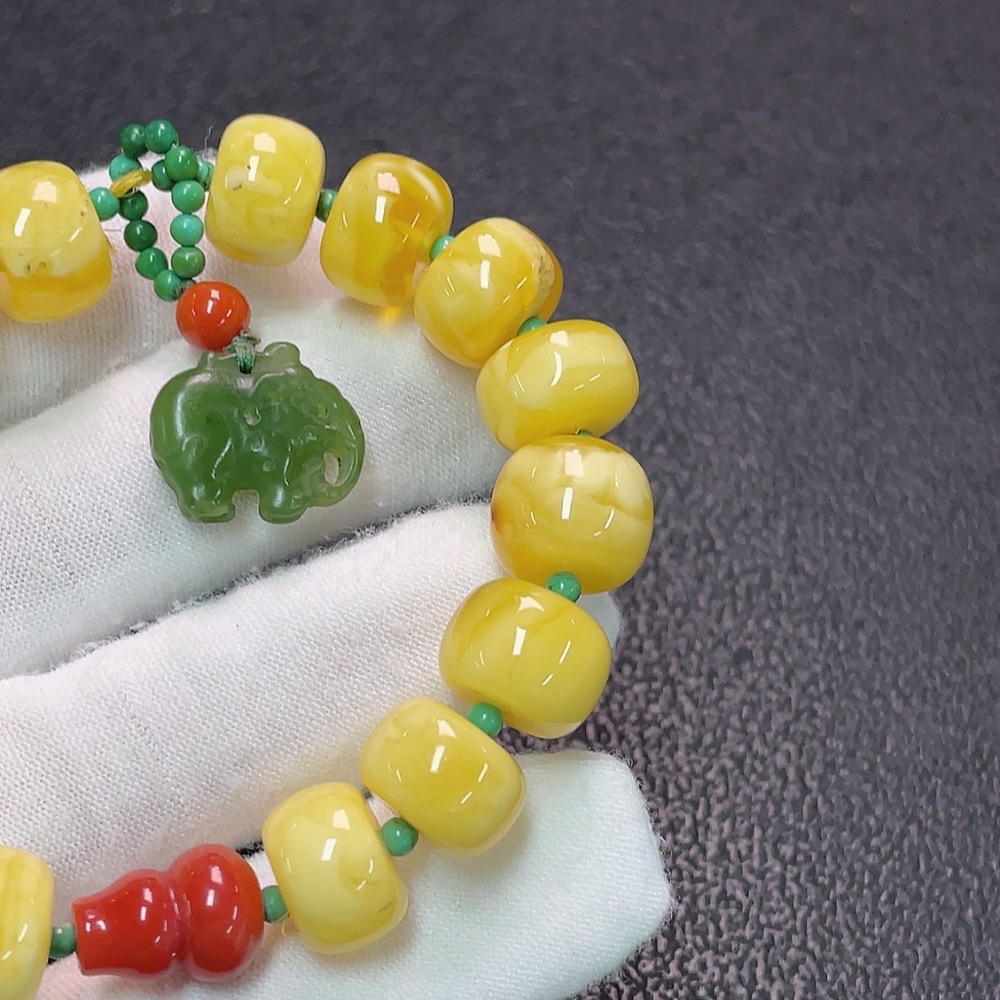 C34007396 Amber Beeswax Bracelet with Hetian Jade + Red Agate (Non-natural stones considered, total weight approx. 16.12g, size about 11.6mm)