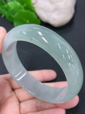 F46551495 翡翠正圈手镯 圈口58.8mm 货品总约重74.47g