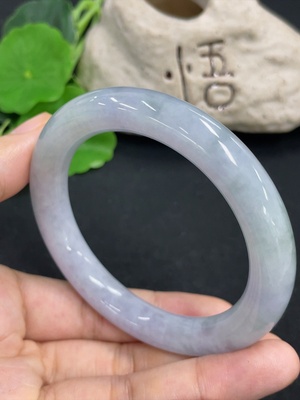 F46562293 翡翠圆条手镯  货品总重约60.7g  圈口56.5