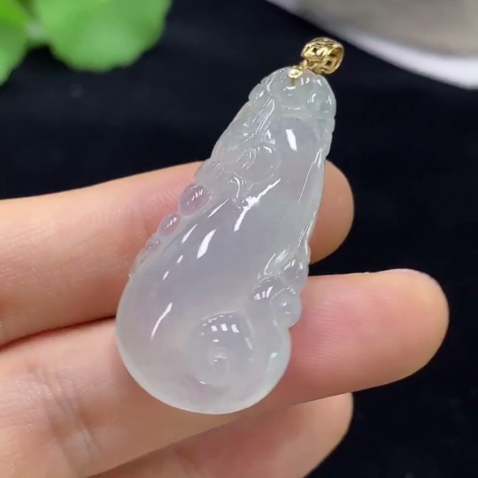 F31639720 Jadeite Pendant with 18k Clasp, Total Weight Approximately 8.46g