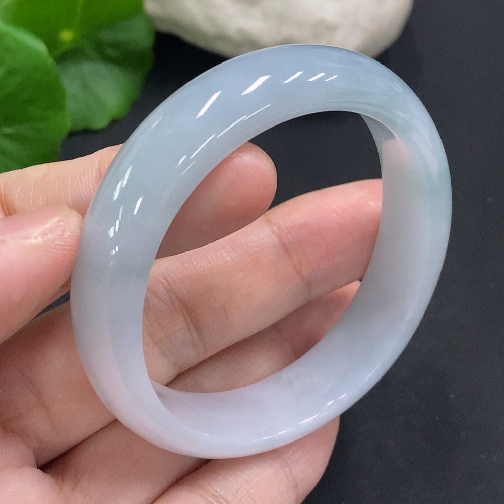 F34050705 Jadeite Concubine Bracelet with a total weight of approximately 37 grams, size 50/45, with a crack