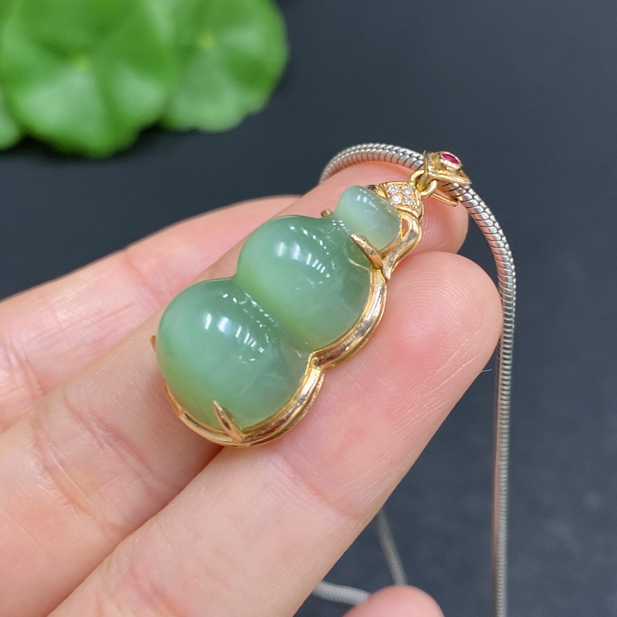 H32812809 Hetian Jade Inlaid Gourd with 18K Gold and Non-Gold Chain (Total Weight Approx. 11.3g, Chain Non-Removable)