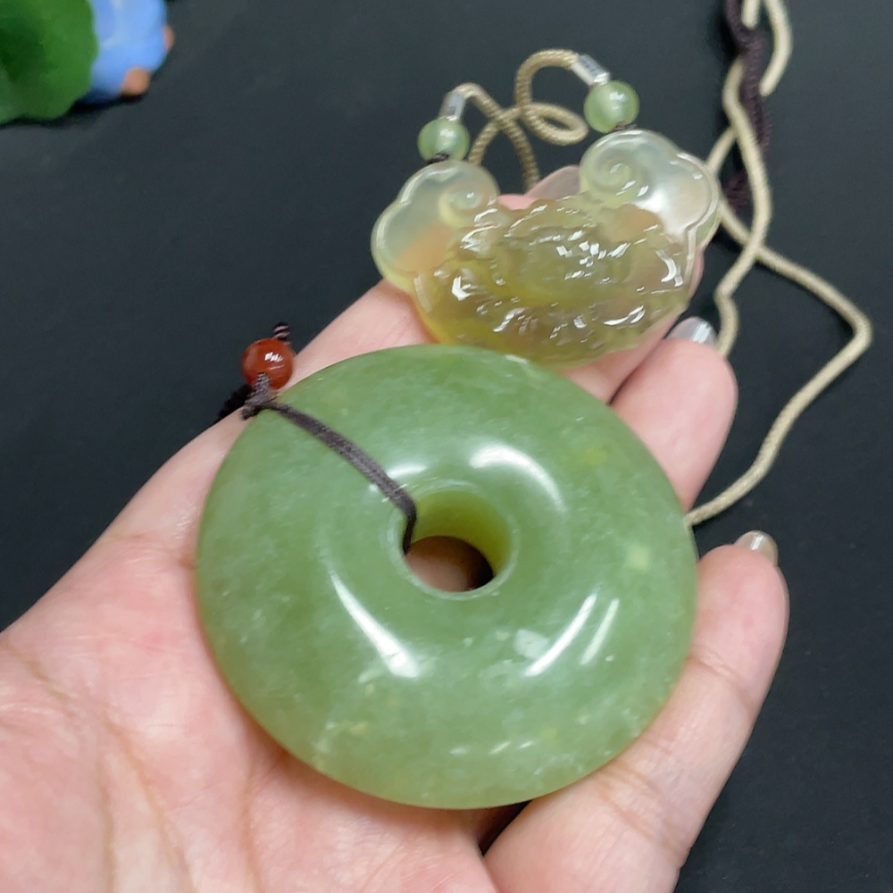 H31659723 Xiuyu (Serpentine Jade) Pendant   Blossoming Wealth   Peace Knot