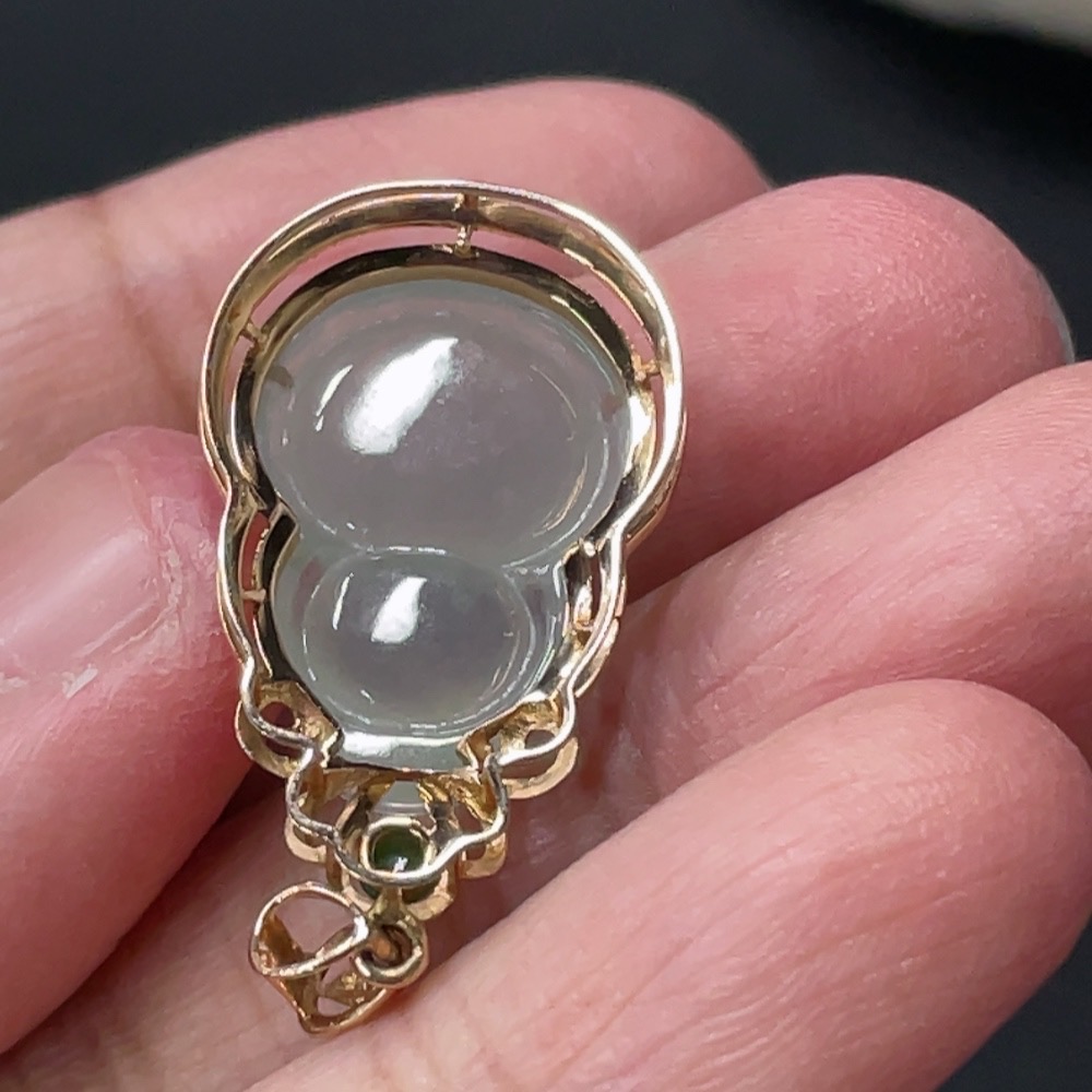 F30518918 Jadeite Gourd Inlaid Pendant with 18K Gold, Total Weight Approximately 3.05g