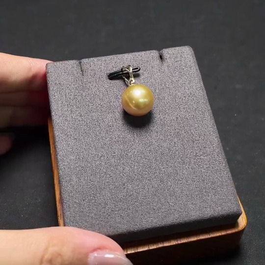 C34987906 Seawater Pearl Earrings Non-Diamond Color Origin Undetermined Containing 58% Gold Total Weight Approximately 3.32g