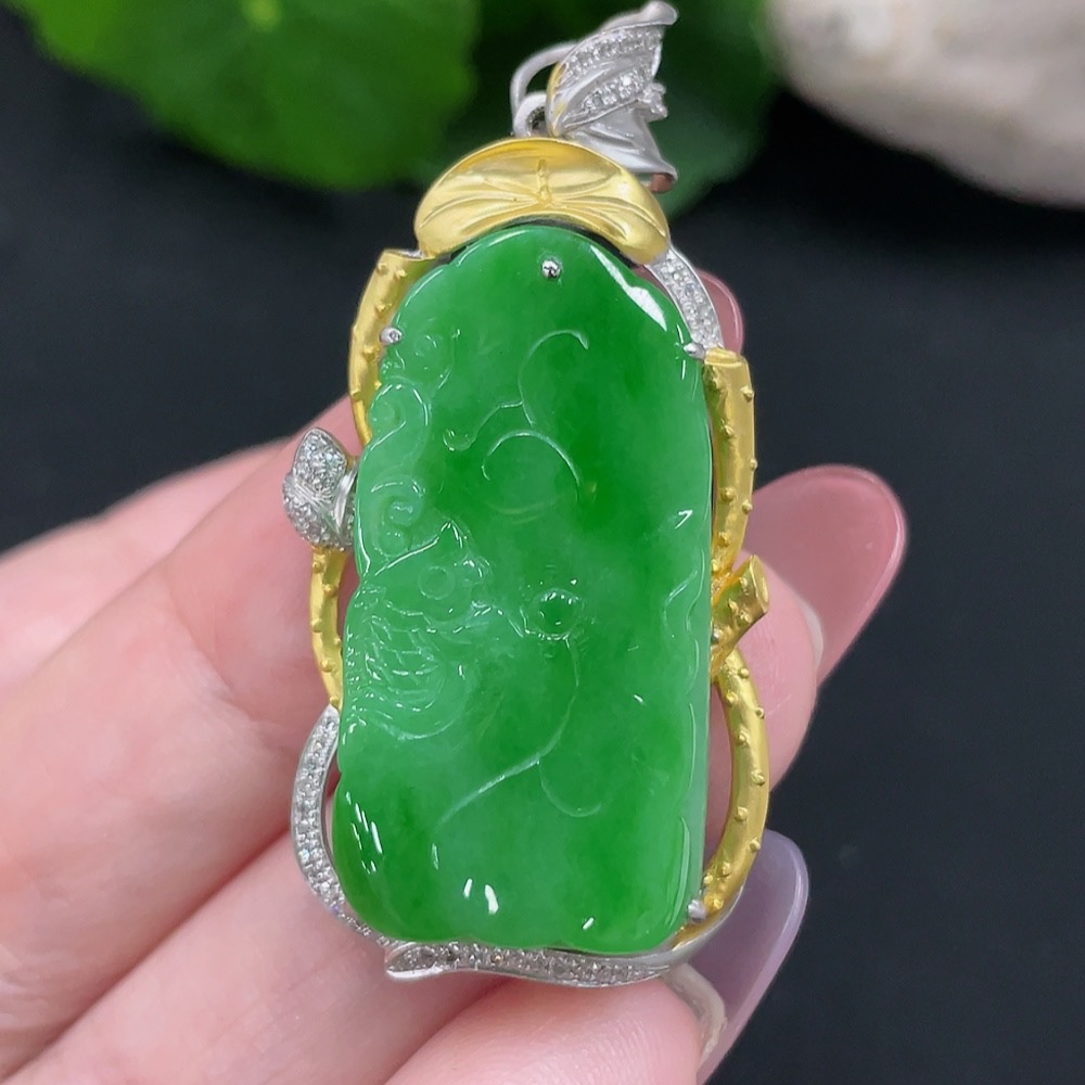 F34012794 Jadeite Pendant with 18K Gold Setting, Total Weight Approx. 10.7g (Accented with Diamonds)