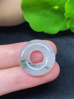 F45335347 翡翠甜甜圈挂件  总重约3g
