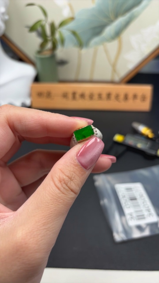 F34050677 Jadeite cabochon, non-gold setting, total weight approximately 8.3 grams