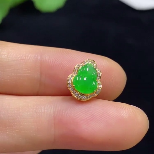 F33928928 Jadeite Gourd Inlaid Pendant, 75% Gold Content, Set with Diamonds, Total Weight Approx. 1.13g