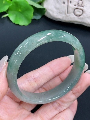 F42970884 翡翠正圈手镯 货品总重约46.96g  圈口57.2