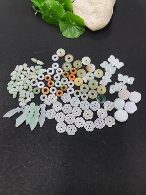 F46568157 翡翠挂件 珠子 一手走 货品总约重 含小袋115g 颜色成因未定