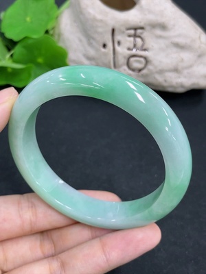 F45435586 翡翠正圈手镯  货品总重约64.06g  圈口59.5