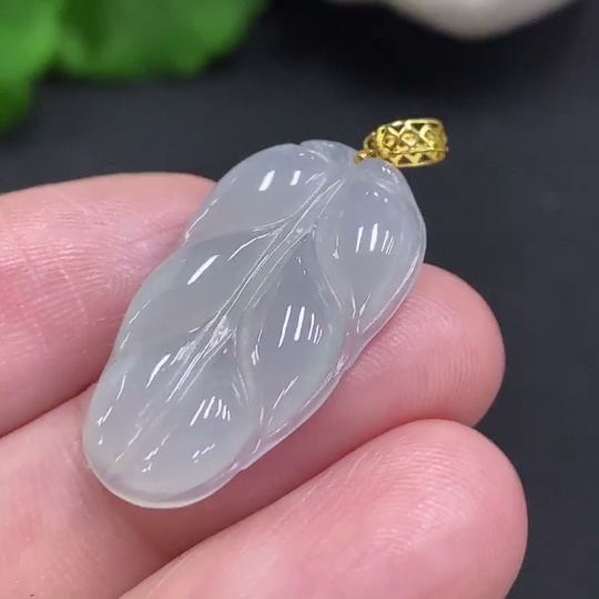 F35106529 Jadeite Leaf Pendant with 18K Gold Clasp, Total Weight Approximately 2.6g