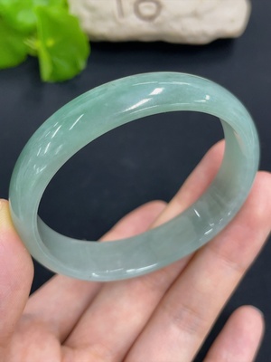 F41949721 翡翠贵妃手镯 货品总重约35.2g  圈口53.3/46.5